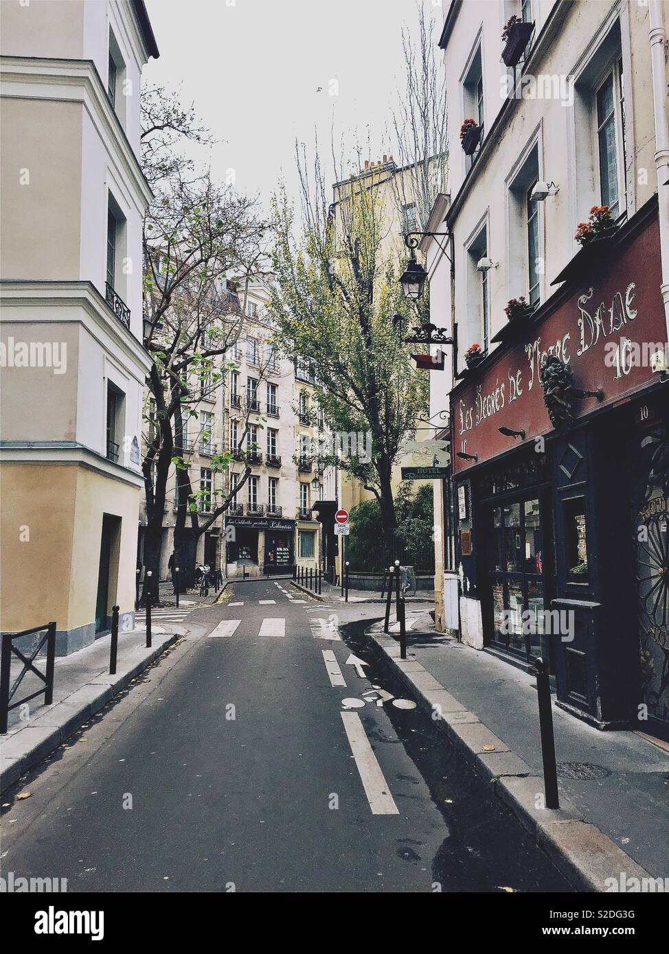 Parisian street hi-res stock photography and images - Alamy
