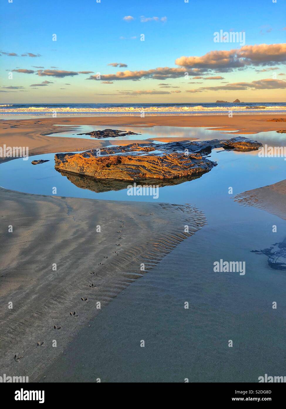 Booby’s Bay, North Cornwall, early morning, low tide, November. - Smartphone Captured Stock Image