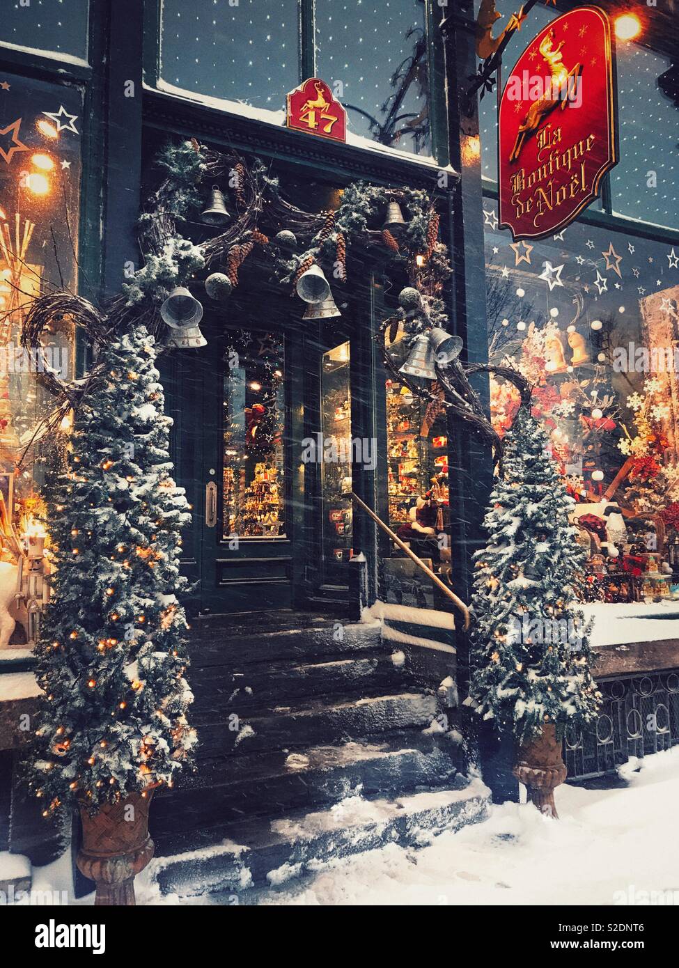 Boutique de noel hi-res stock photography and images - Alamy