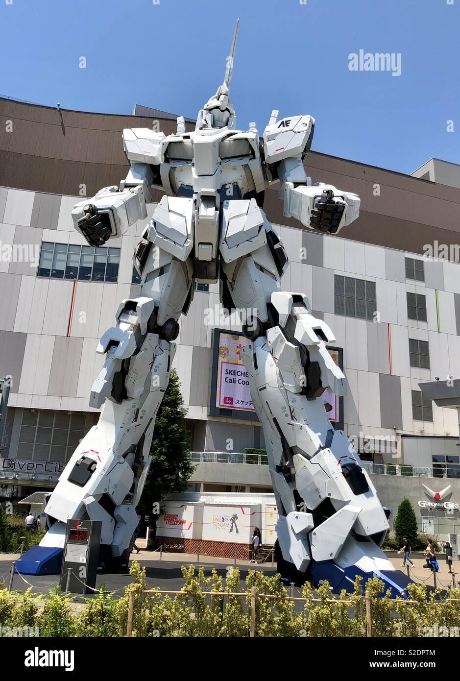 The Life-sized Unicorn Gundam Statue outside DiverCity Tokyo Plaza in Odaiba,  Tokyo Stock Photo - Alamy