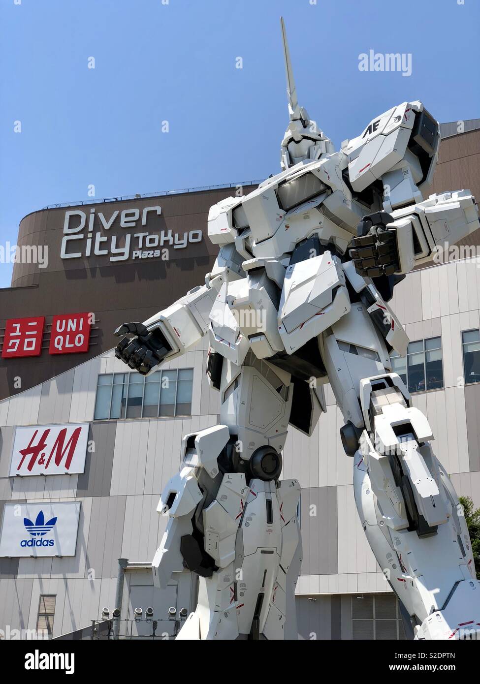 The Life-sized Unicorn Gundam Statue outside DiverCity Tokyo Plaza in Odaiba,  Tokyo Stock Photo - Alamy