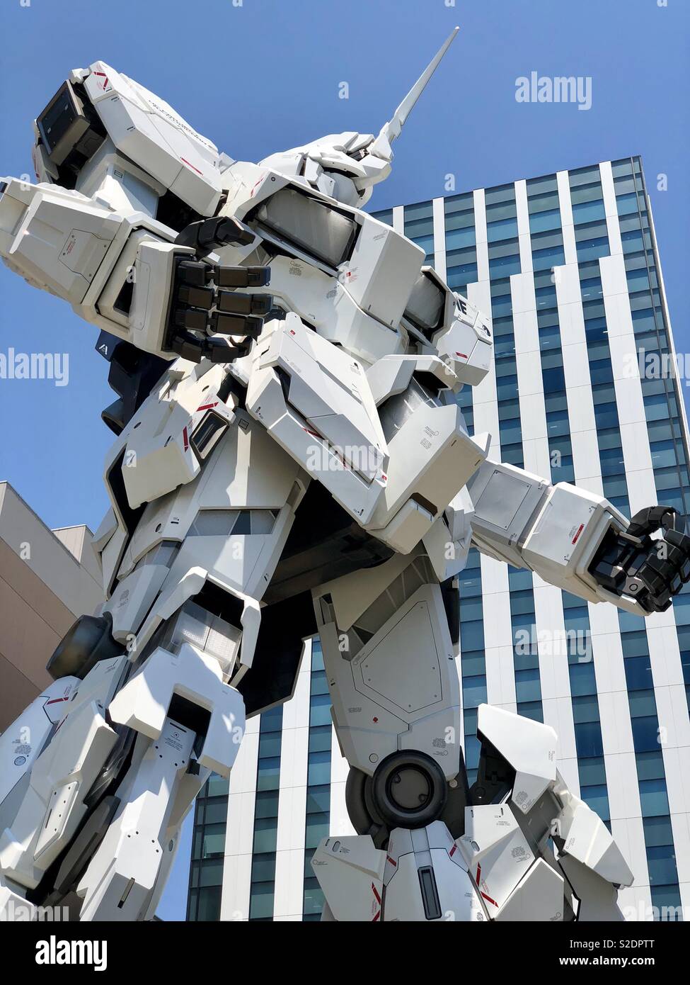 The Life-sized Unicorn Gundam Statue outside DiverCity Tokyo Plaza in Odaiba, Tokyo Stock Photo