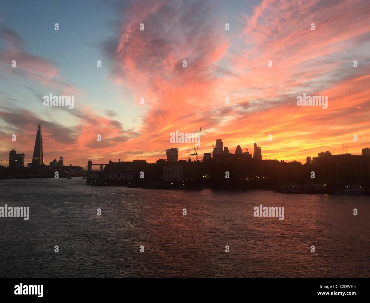 London skyline silhouette hi-res stock photography and images - Alamy