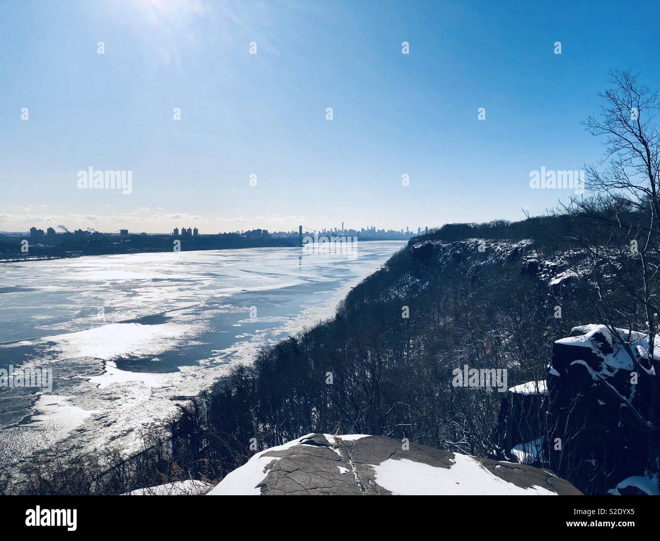 A frozen Hudson River viewed from Palisades Interstate Park Stock Photo