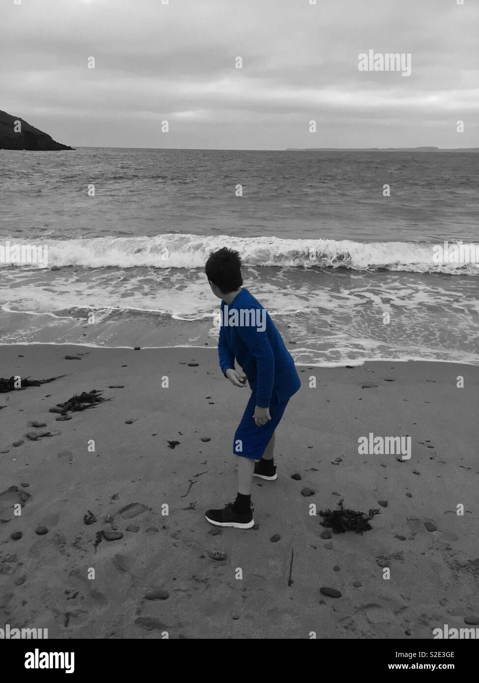 Skimming stones on a Tenby beach Stock Photo Alamy