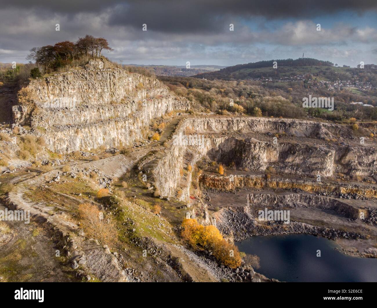 The abandoned Middle Peak Quarry in Wirksworth, Derbyshire Stock Photo