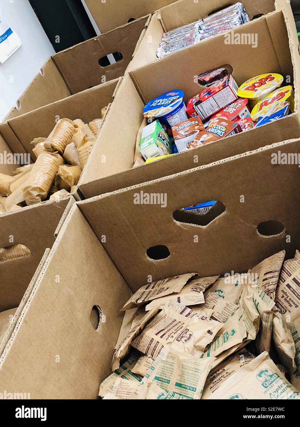 Boxed food donate hires stock photography and images Alamy