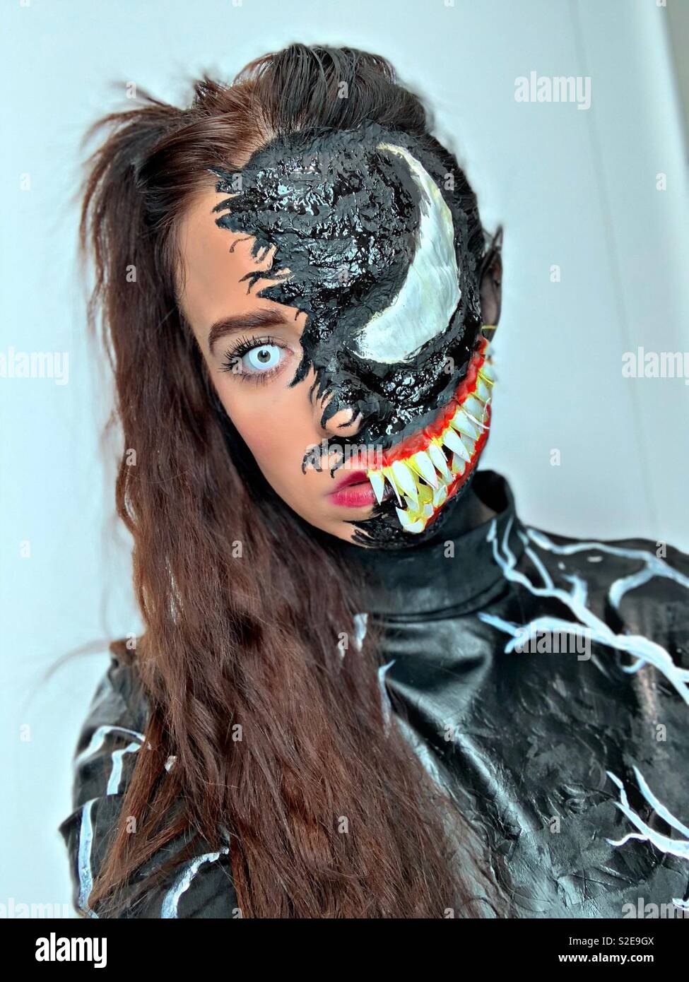 Venom Halloween make up using Snazaroo face paints and liquid latex. Teeth  made with false nails Stock Photo - Alamy