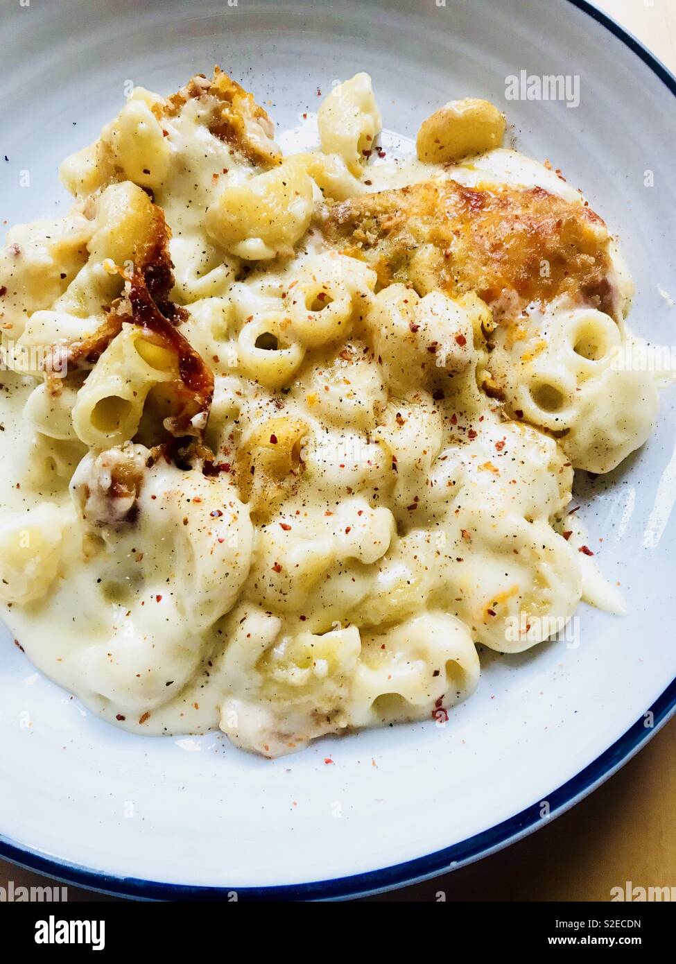 Macaroni cheese with chilli flakes Stock Photo Alamy