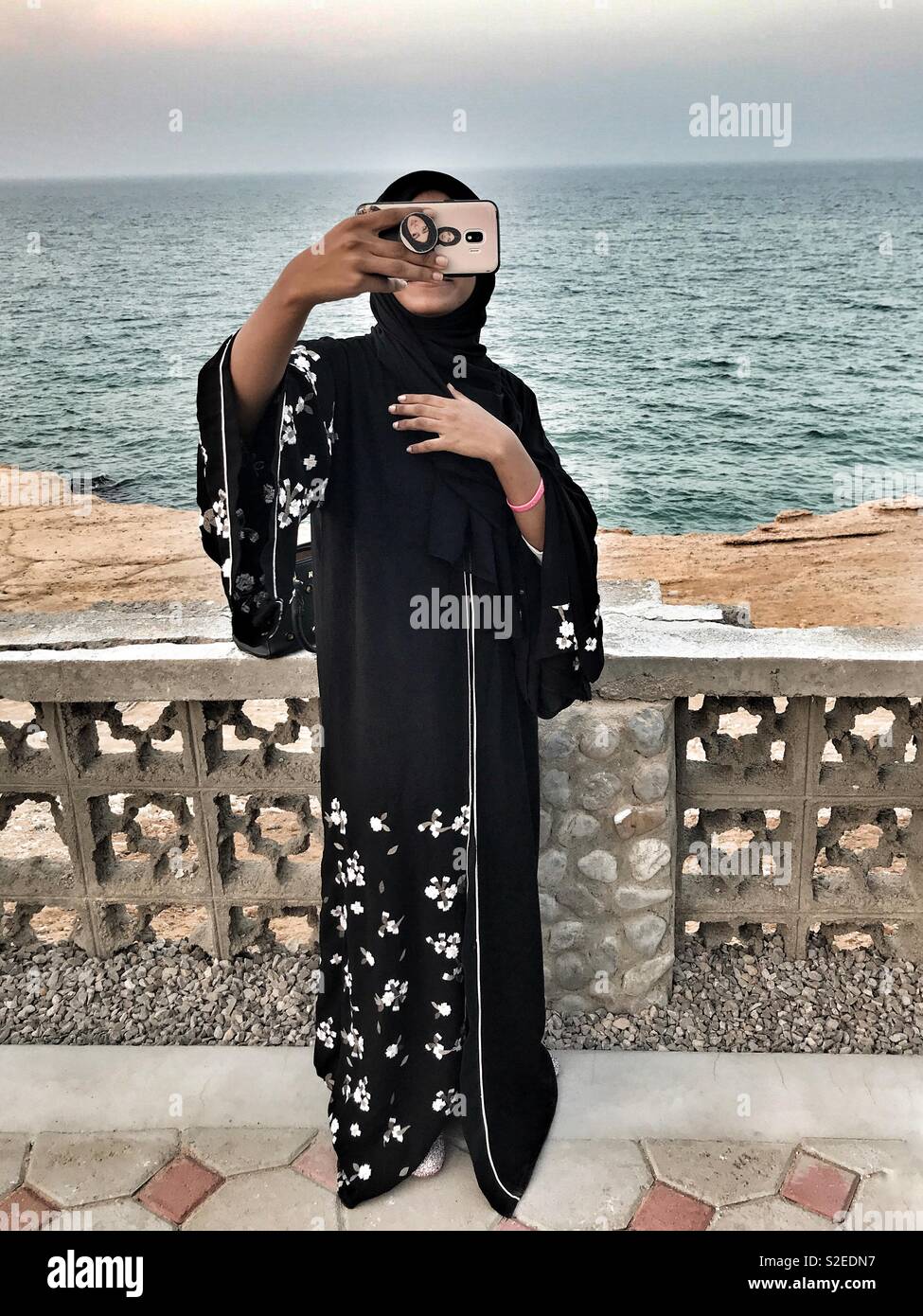 an arab girl get selfy