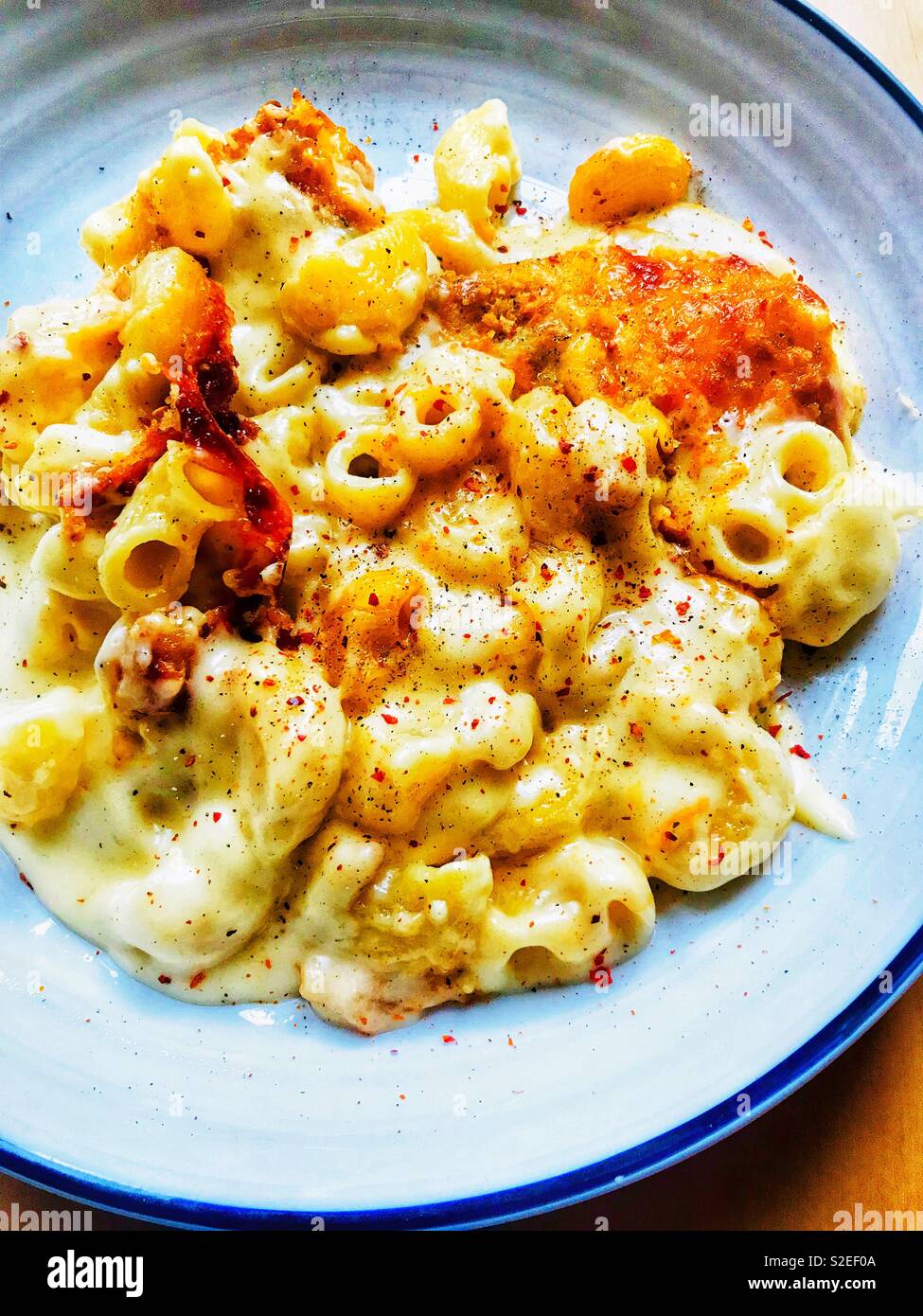 Macaroni cheese with chilli flakes Stock Photo Alamy