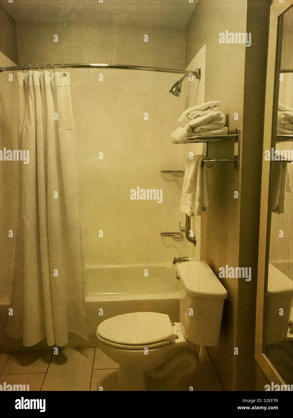 Clean and bright Hotel bathroom with all white towels Stock Photo Alamy