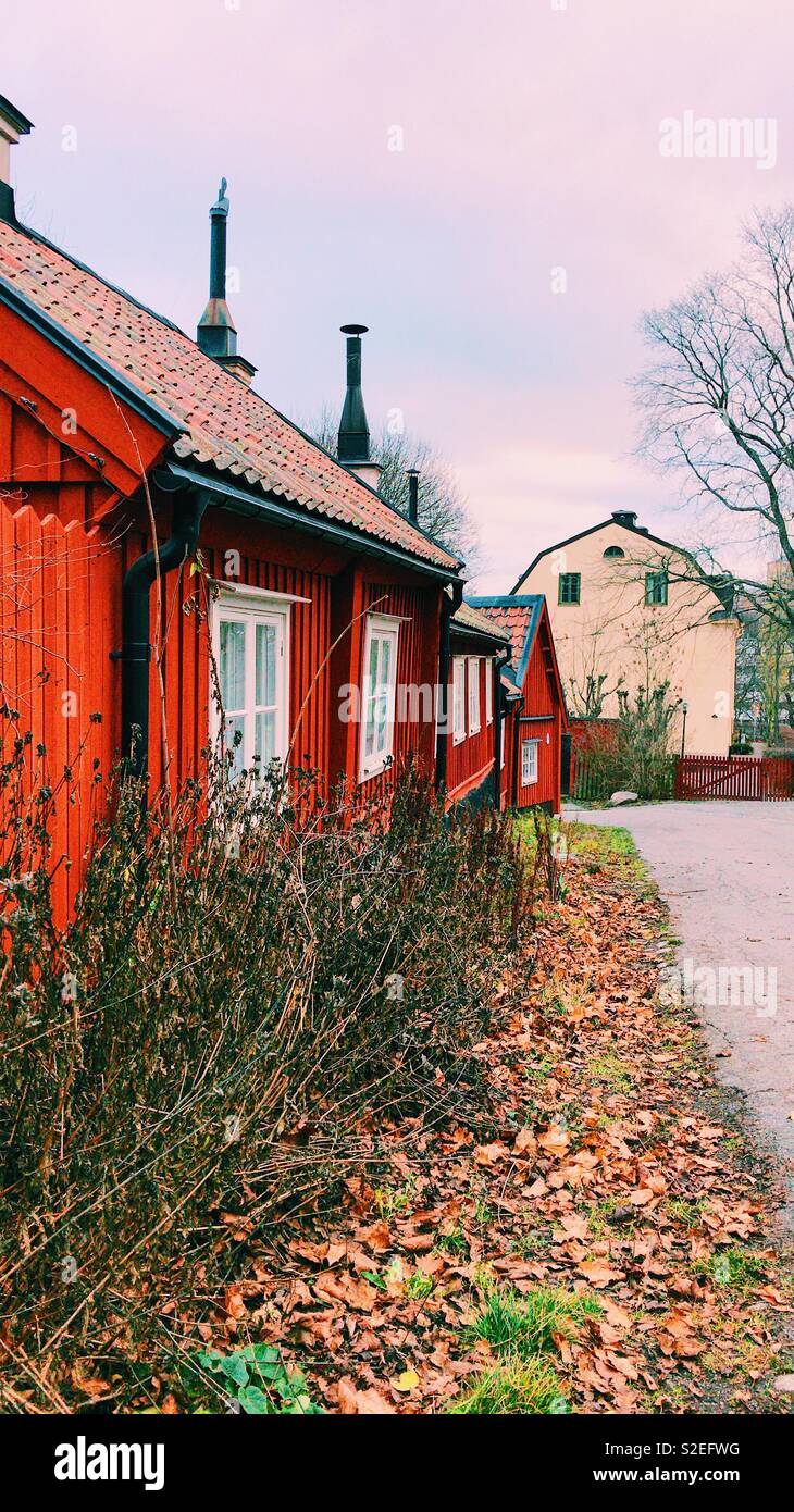 Red house autumn hi-res stock photography and images - Alamy