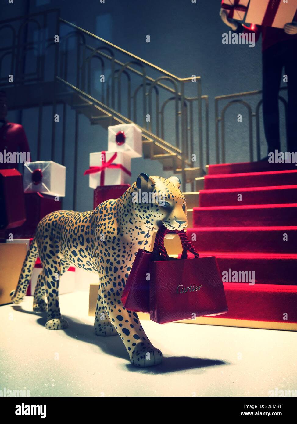 Holiday windows at Cartier‘s feature miniature leopards, fifth Ave., NYC, United States - Smartphone Captured Stock Image