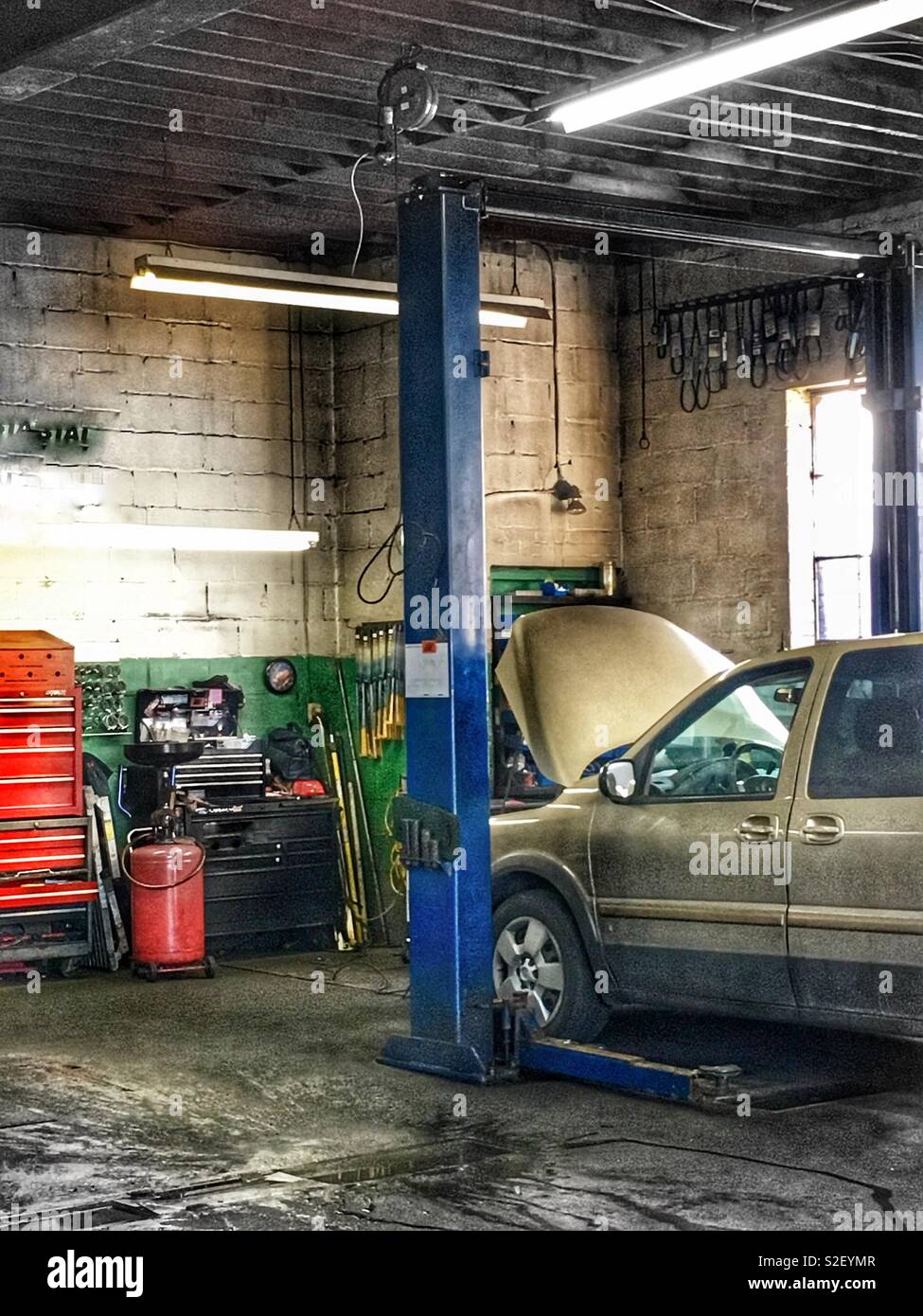Dirty Old Garage Auto Repair Mechanics Bay Stock Photo Alamy