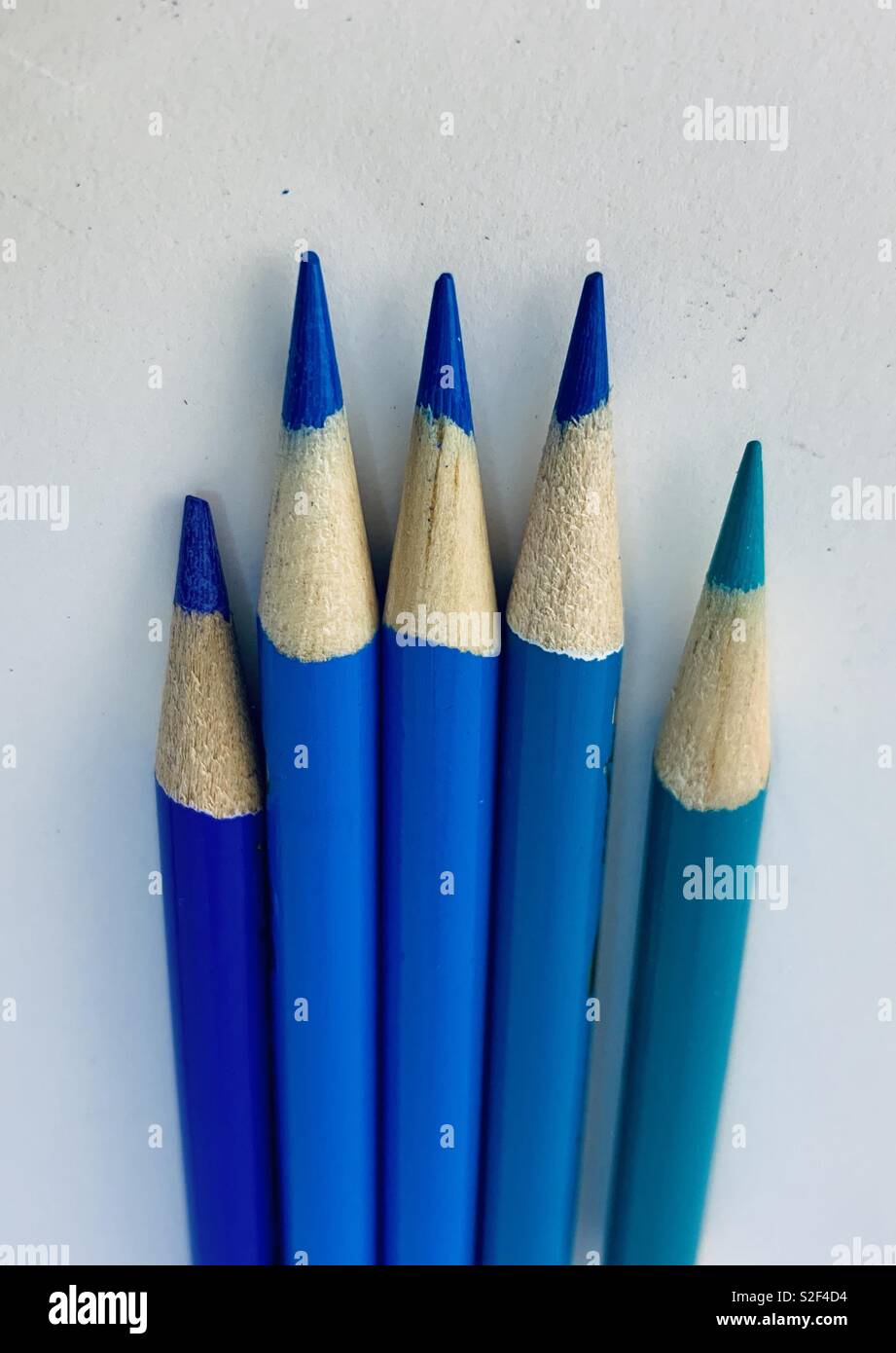 Colored pencils in shades of blue Stock Photo - Alamy
