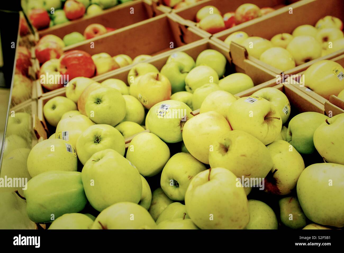 Apples at the supermarket Stock Photo - Alamy