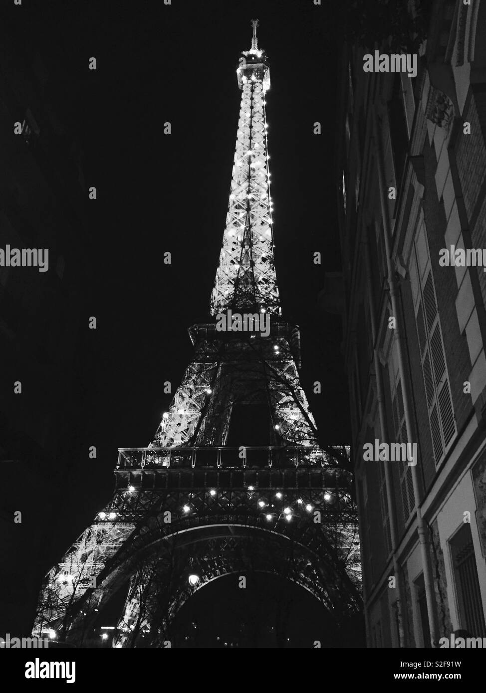 eiffel tower at night wallpaper tumblr