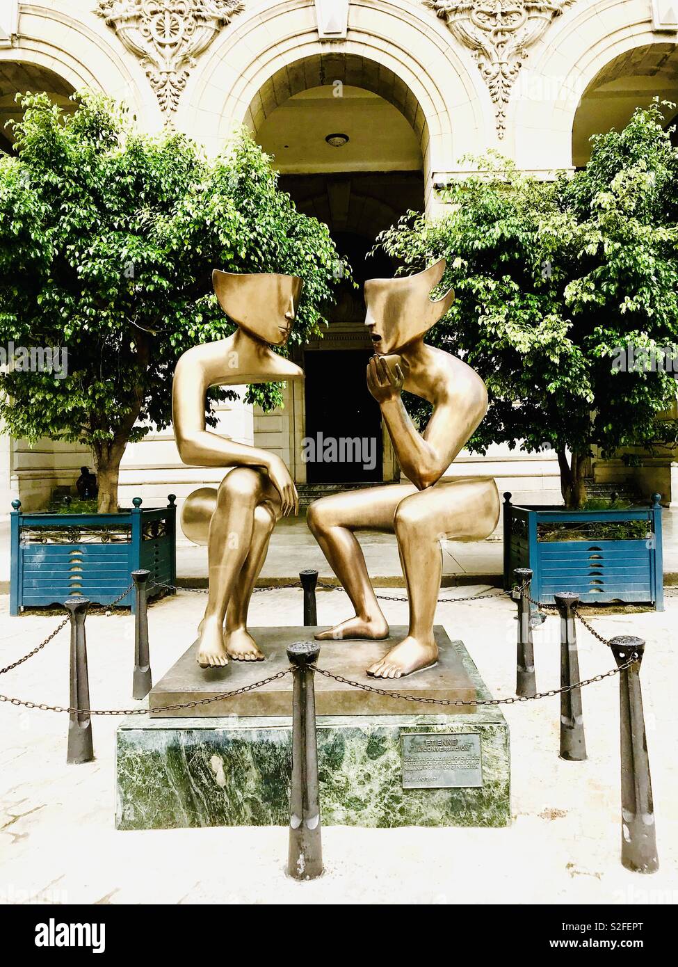 The beautiful contemporary bronze sculpture titled ‘La Conversación’ looks out over Plaza San Francisco de Asísi, made by French artist Etienne, Havana Cuba Stock Photo