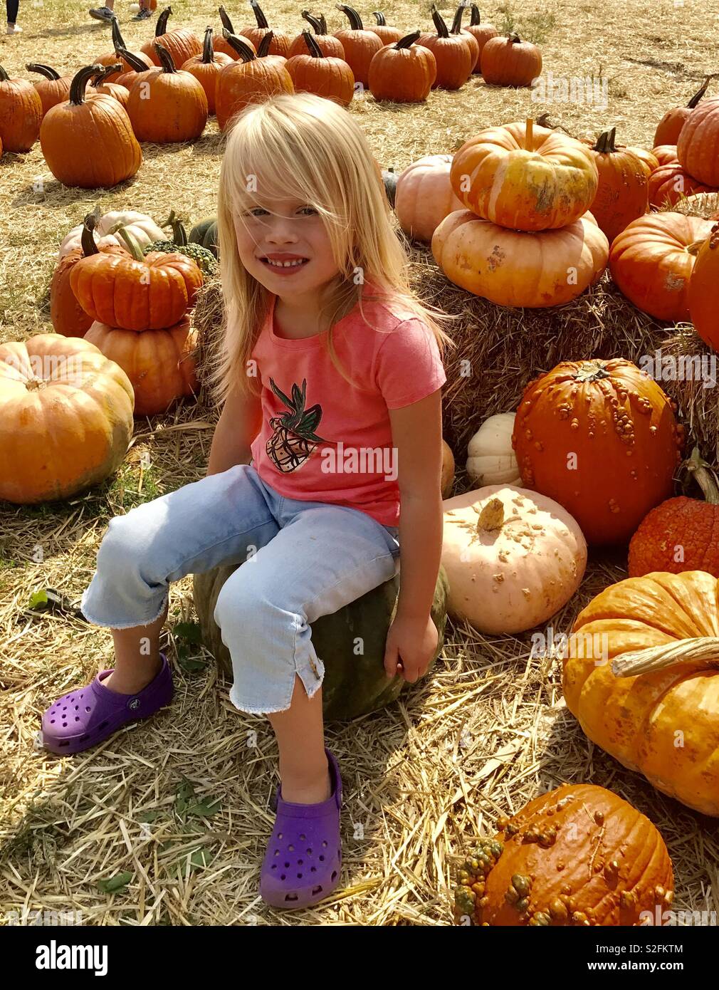 Girl pumpkins hi-res stock photography and images - Alamy