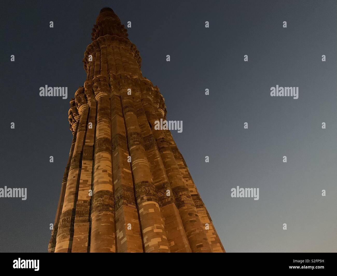 Nighttime view of the Qutab Minar in the Qutab complex in Delhi, India. Stock Photo