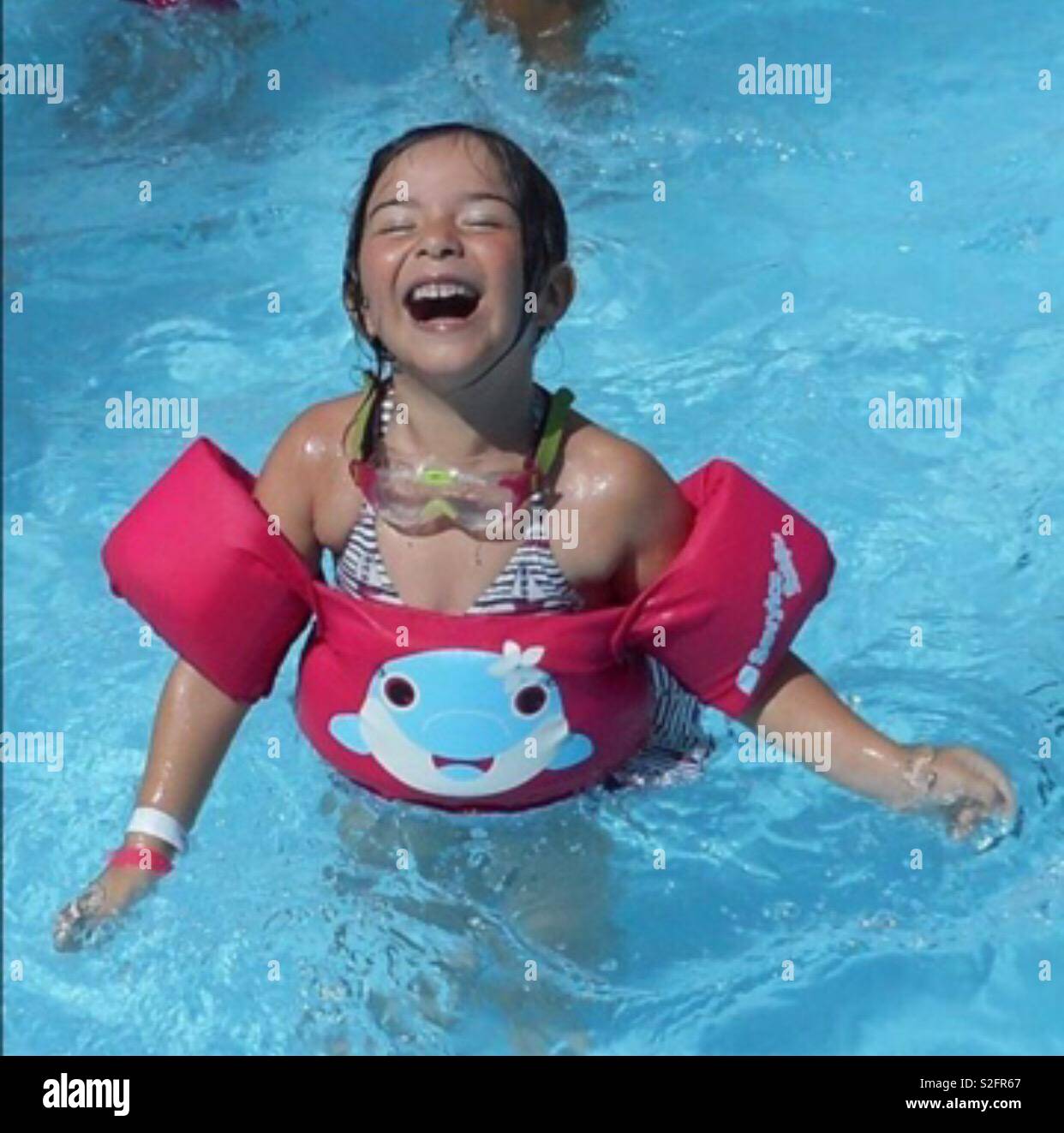 Very happy little girl in the swimming pool Stock Photo - Alamy