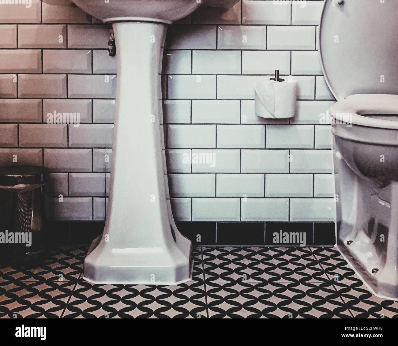 Retro toilet hi-res stock photography and images - Alamy