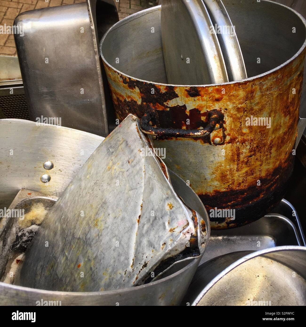 https://c8.alamy.com/comp/S2FWYC/discarded-restaurant-pots-and-pans-waiting-to-be-recycled-wan-chai-hong-kong-island-S2FWYC.jpg