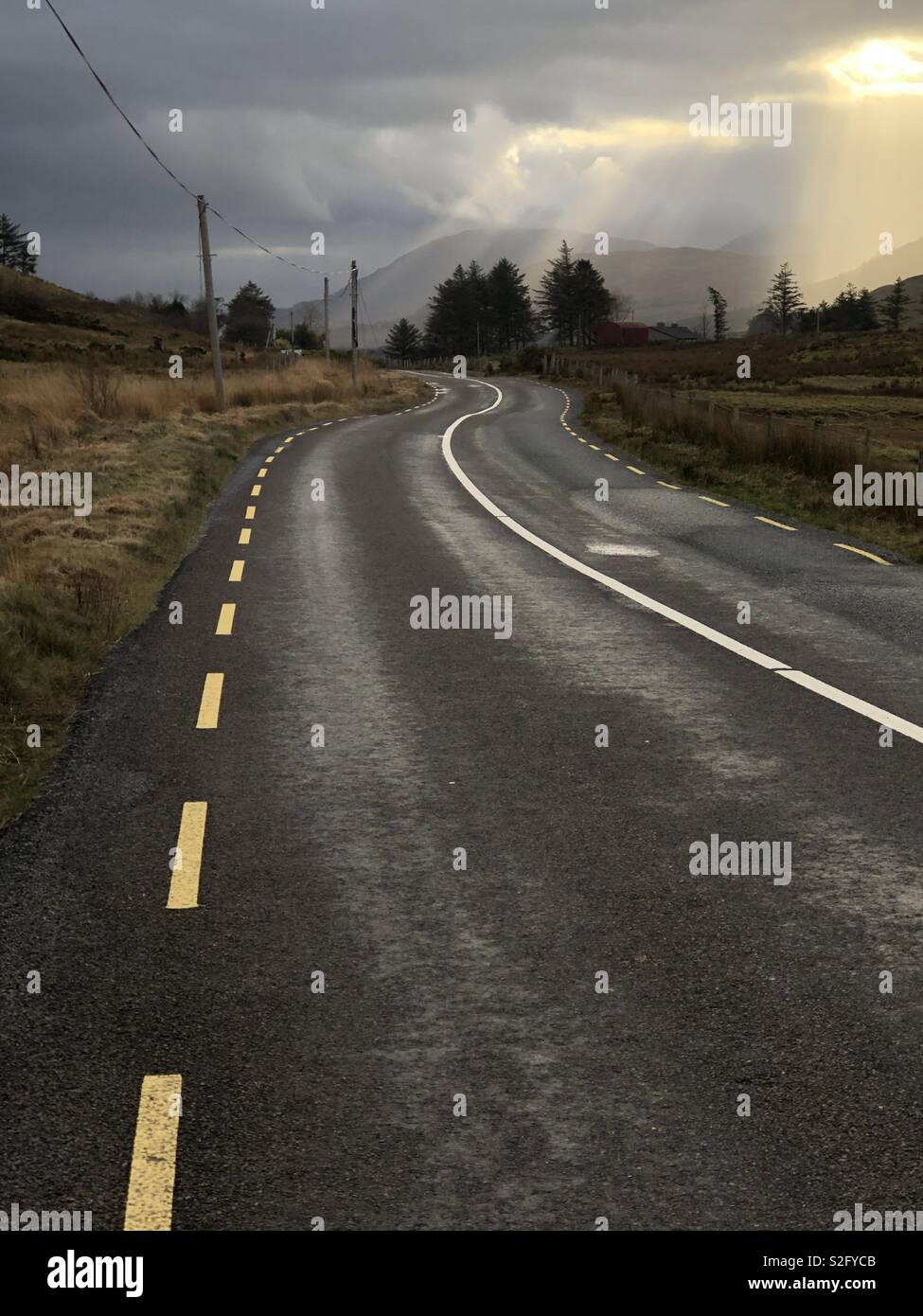 Winding road between Maam Cross and Leenaun, Connemara, County Galway, Ireland Stock Photo