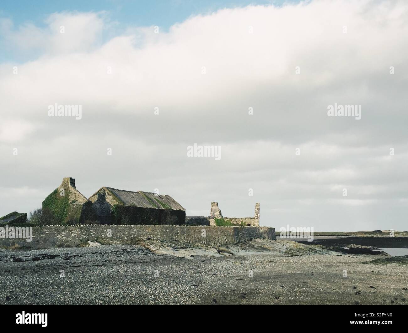 Empty shell house hi-res stock photography and images - Alamy