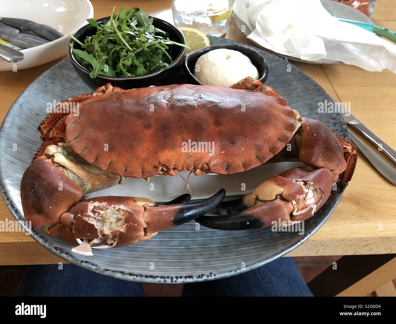 Whole crab ready to eat Stock Photo - Alamy