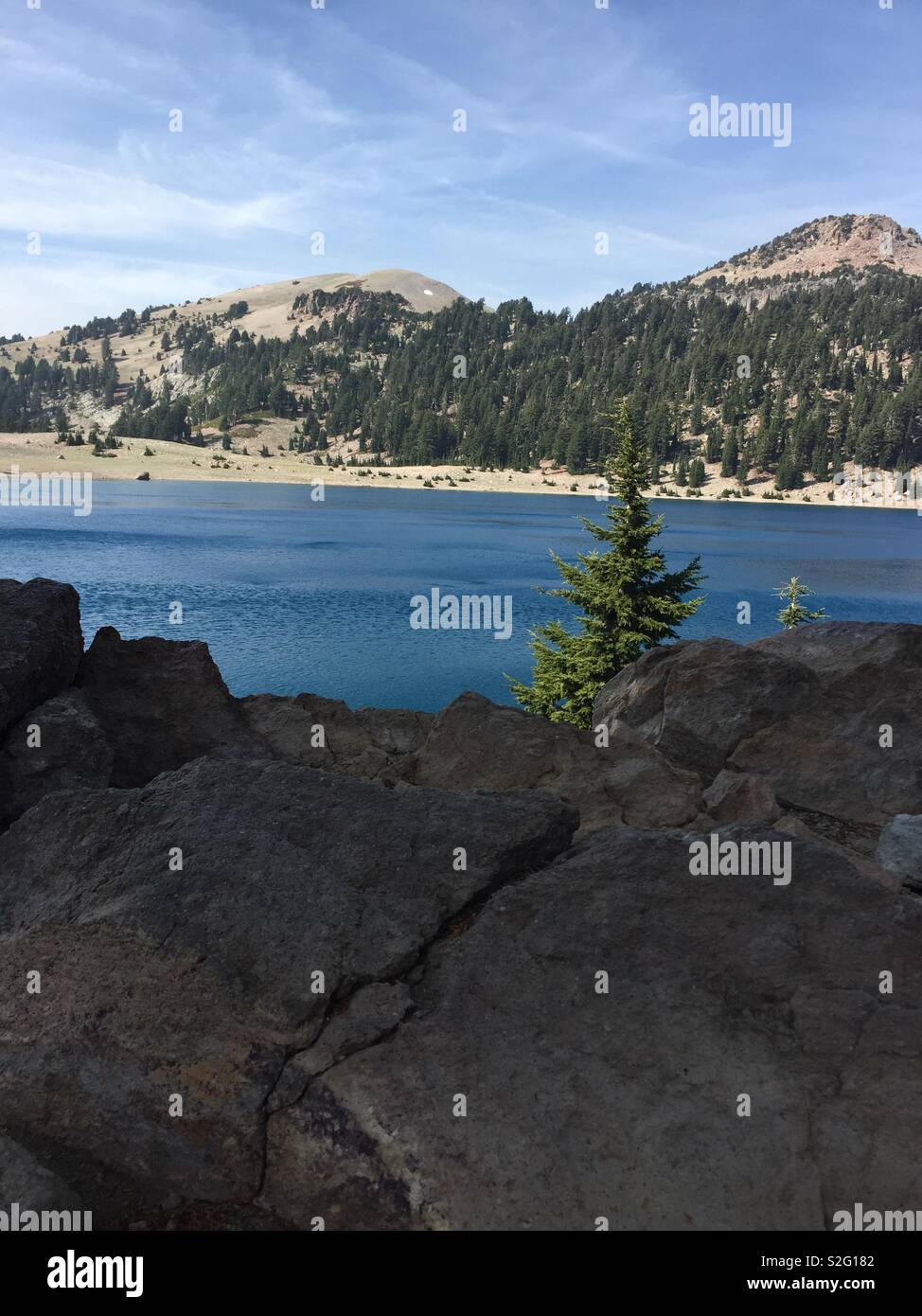 Mountain lake with trees hi-res stock photography and images - Alamy