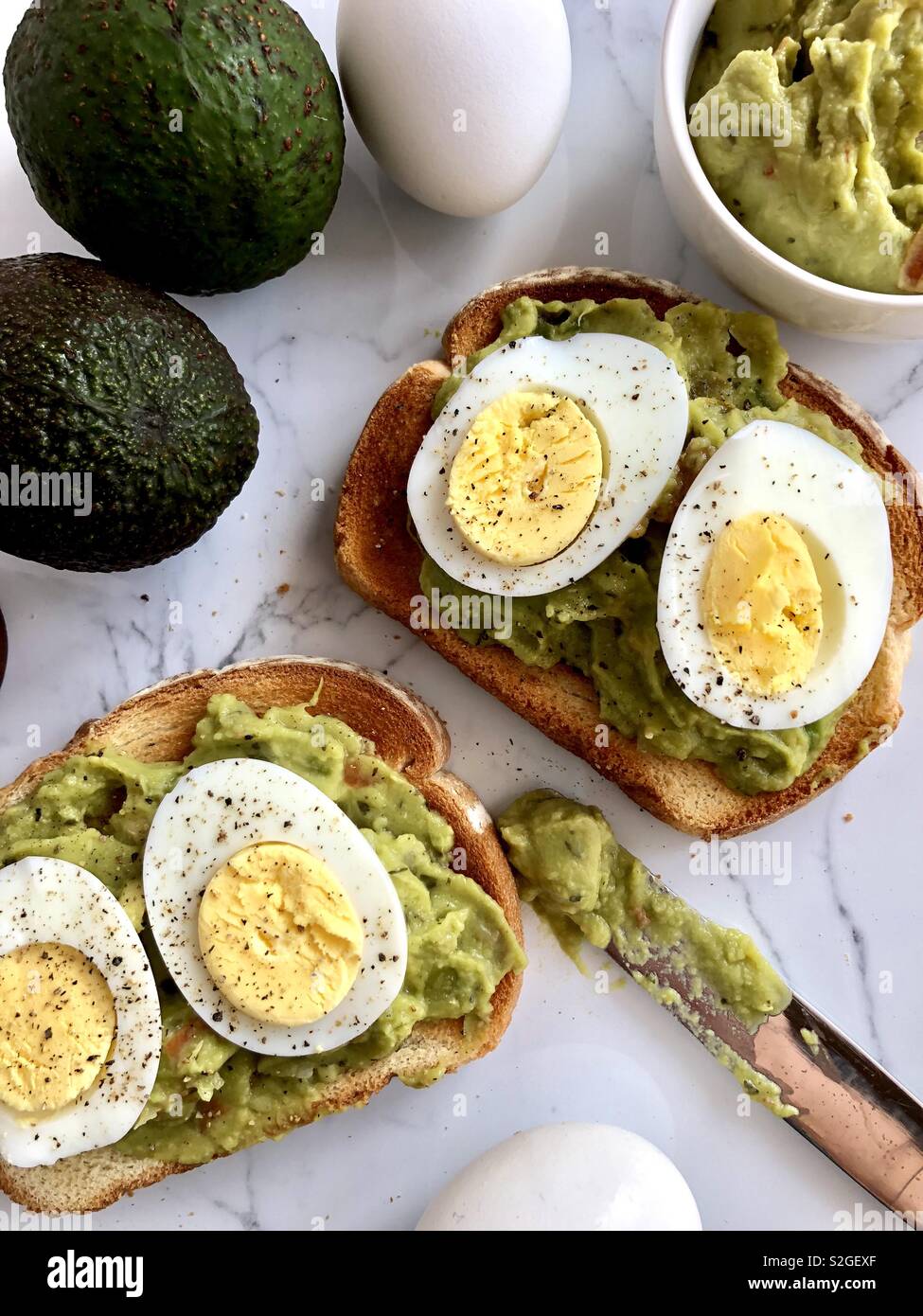 Avocado toast with egg Stock Photo - Alamy