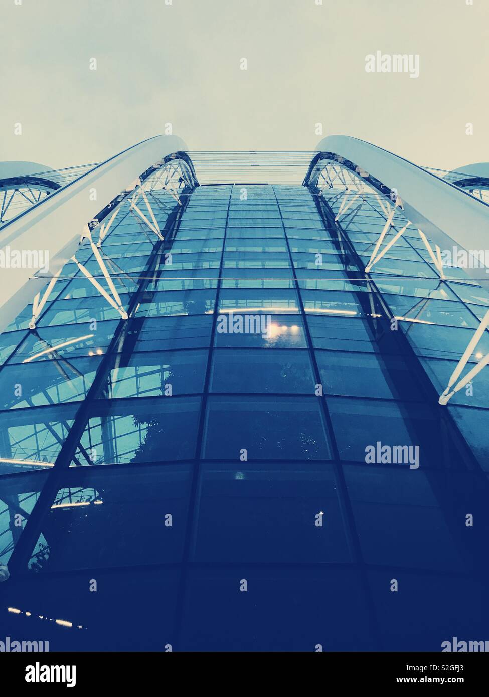 Curved glass building hi-res stock photography and images - Alamy