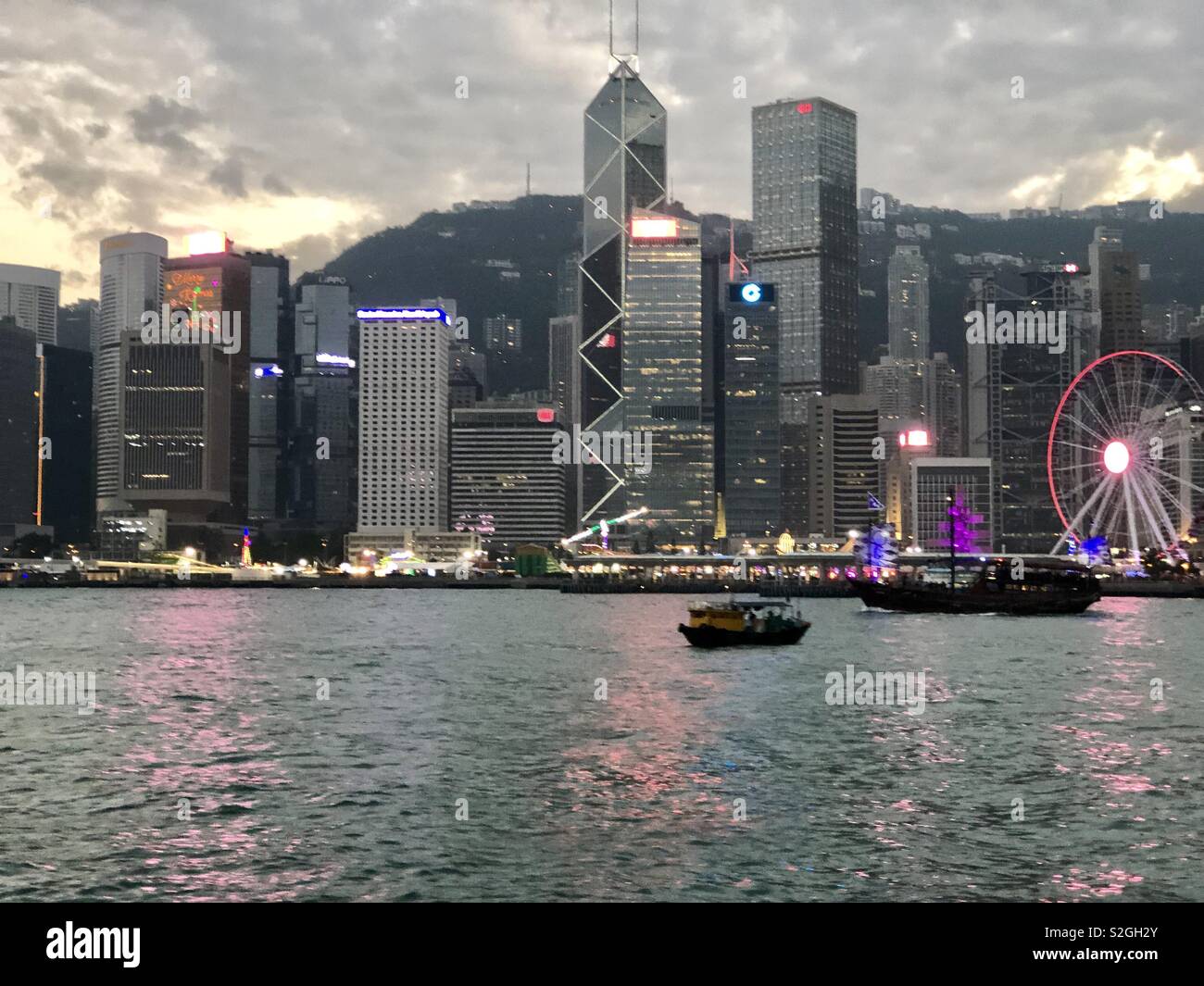 Hong kong harbour sunset hi-res stock photography and images - Alamy