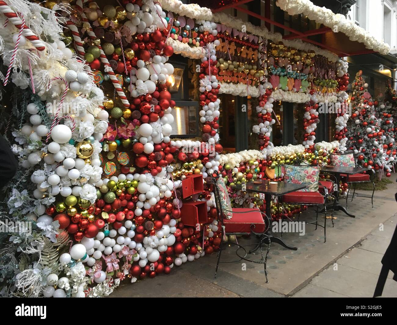 Ivy restaurant At Christmas in Kings Road Chelsea London Stock Photo