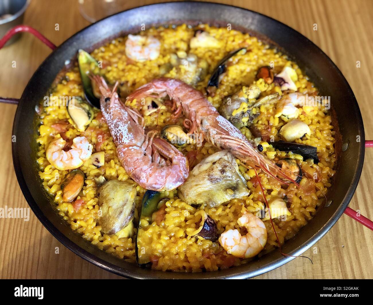 Big Wok Pan of Spanish Seafood Paella with Mussels, Shrimps and Vegetables  Stock Image - Image of fresh, green: 157899027