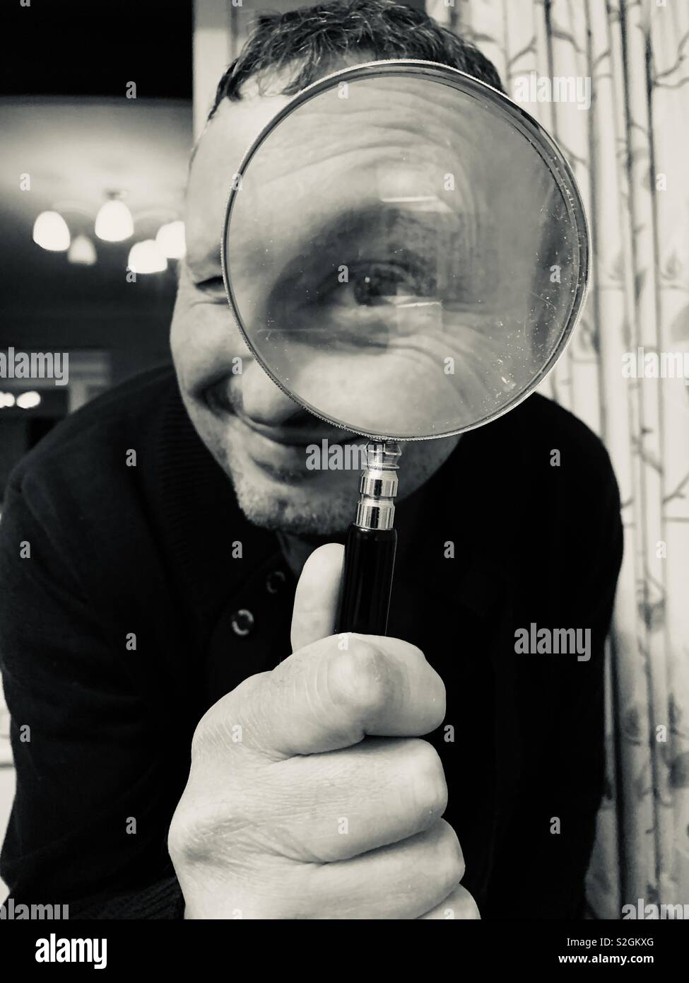 Sherlock holmes magnifying glass hi-res stock photography and images