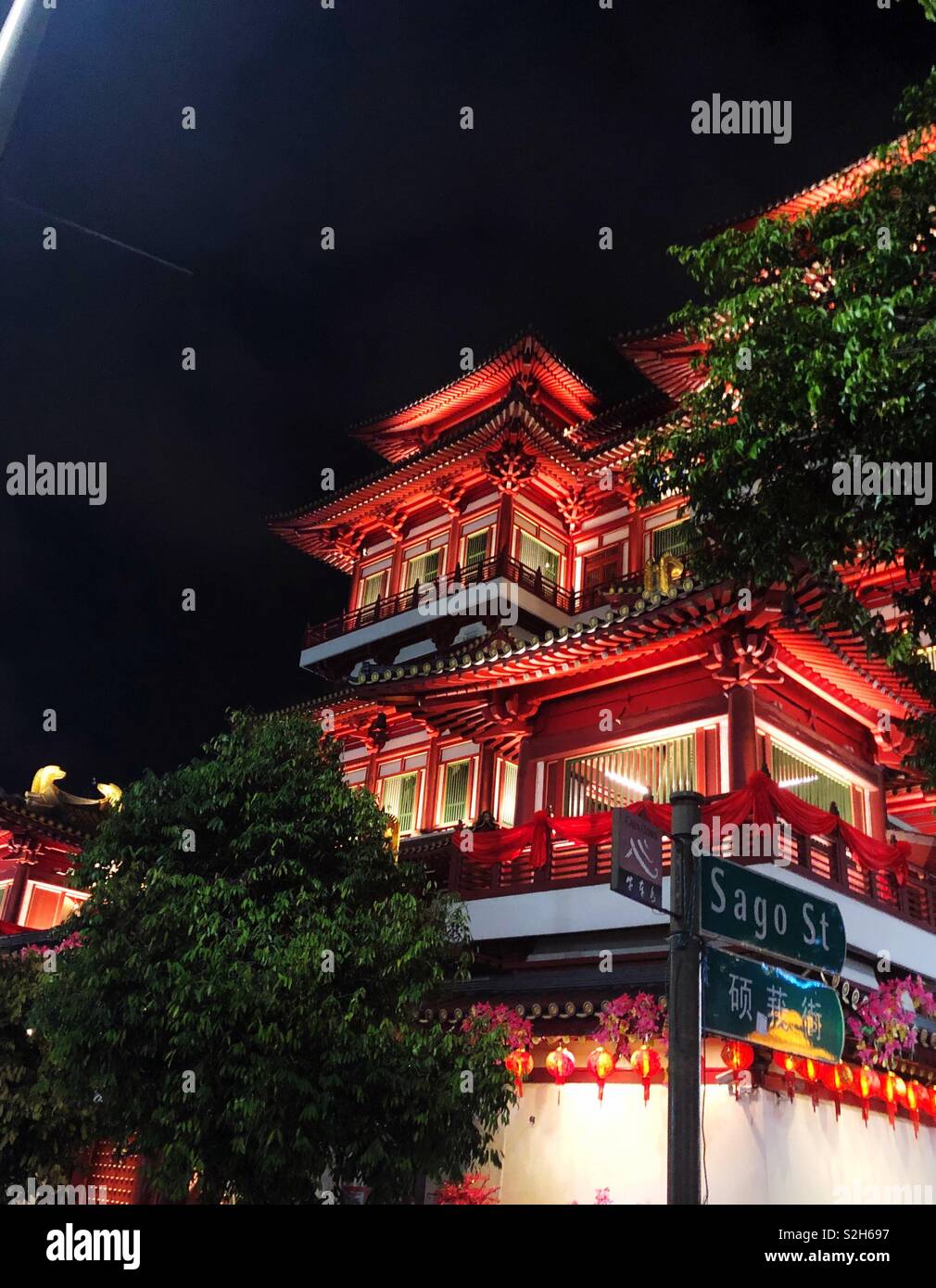 Chinese New year’s eve in Singapore, Chinatown. Locals and tourists