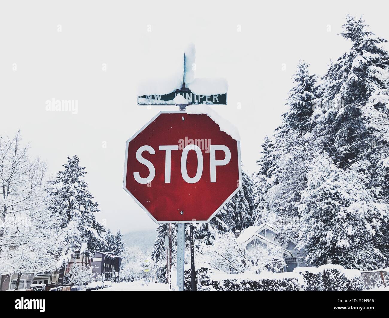 Snow covered stop sign hi-res stock photography and images - Alamy