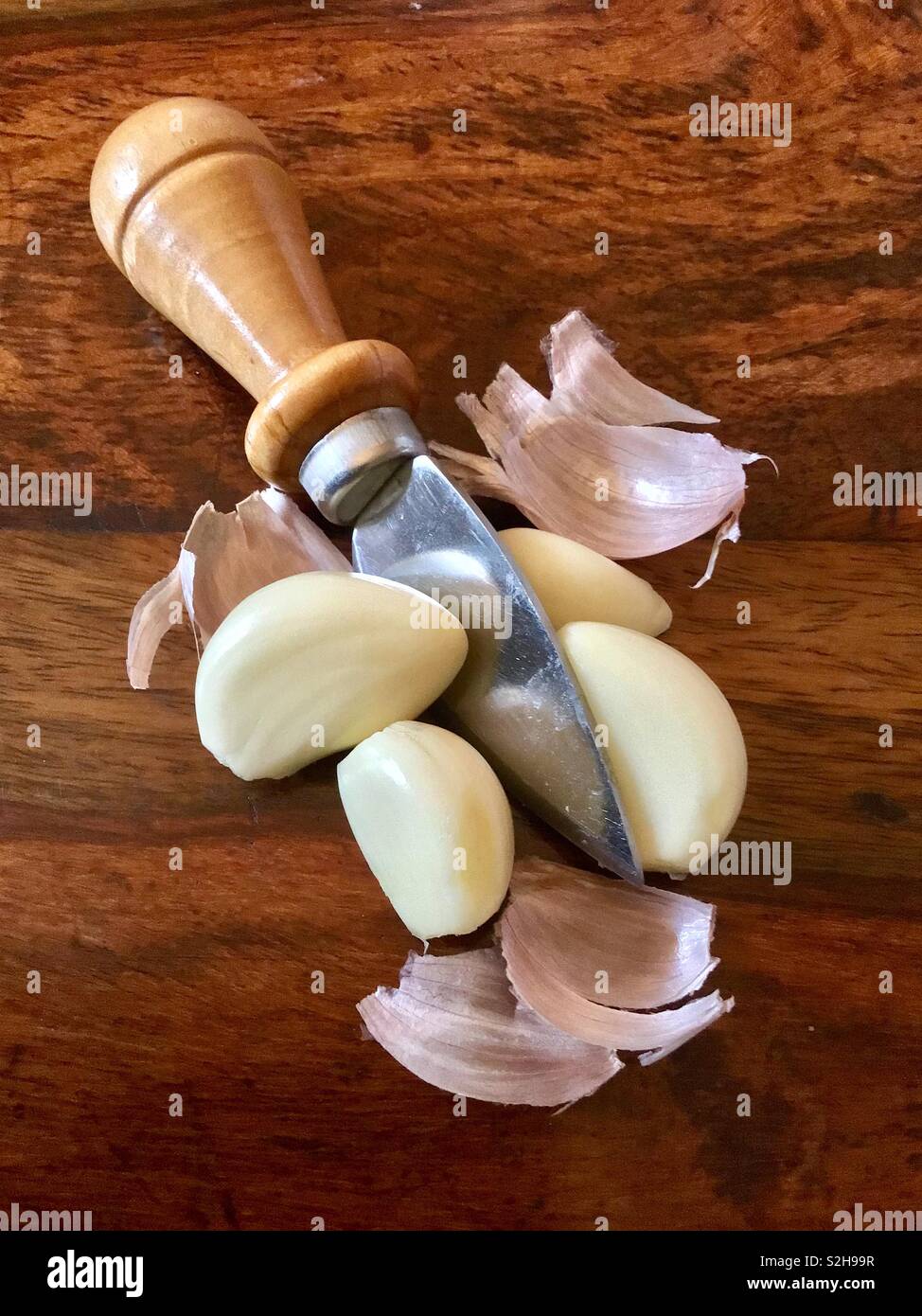 Peeled garlic with knife Stock Photo Alamy