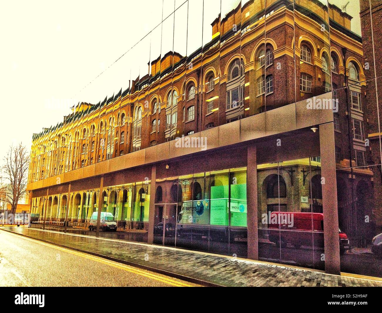 Plate glass windows hires stock photography and images Alamy