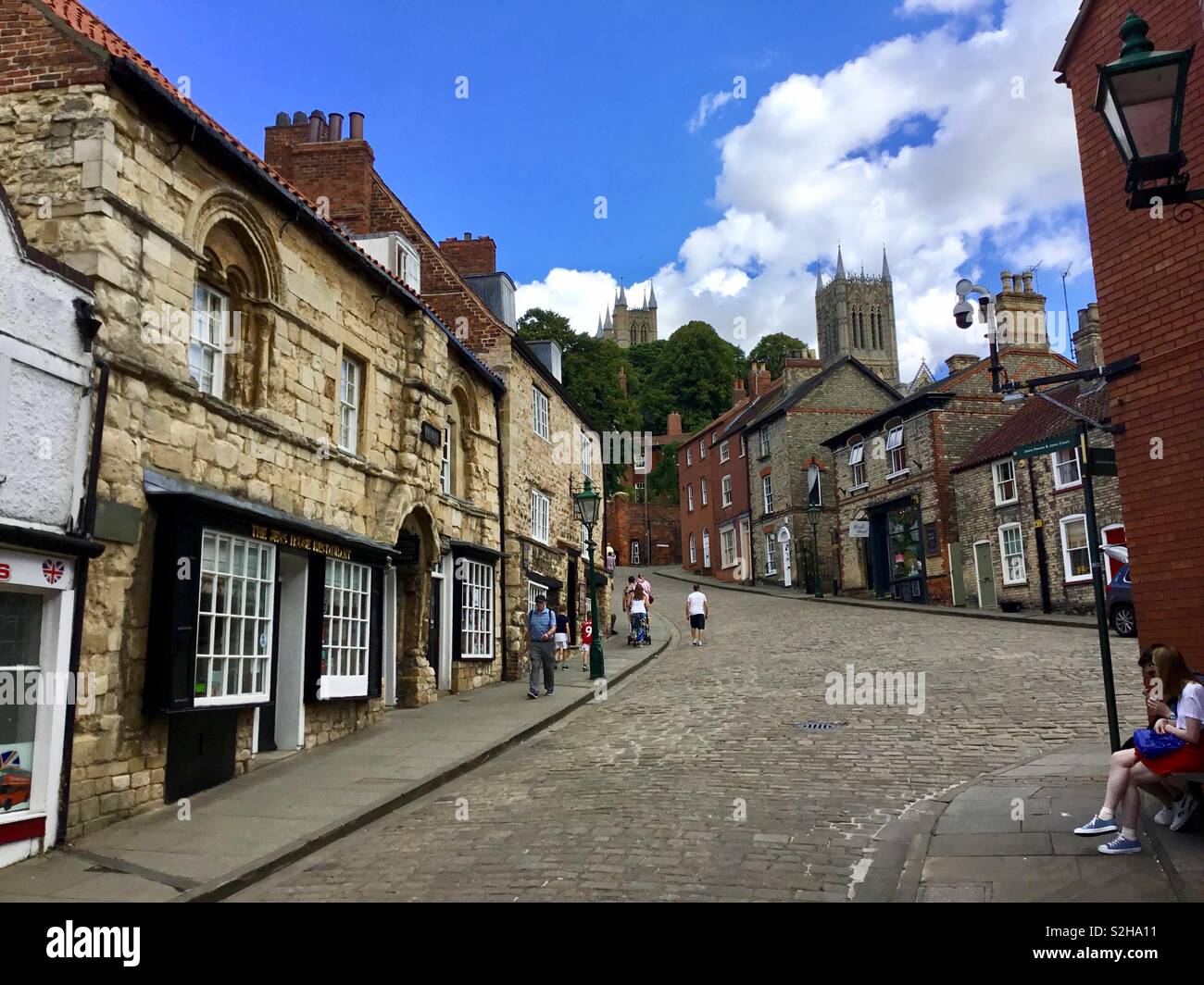 A view up Steep Hill, Lincoln looking up to Lincoln Cathedral and the Bishop’s Palace, with ‘Jew’s House’ and ‘Jews’ Court’ on the left centre of medieval Jewish Lincoln. Stock Photo
