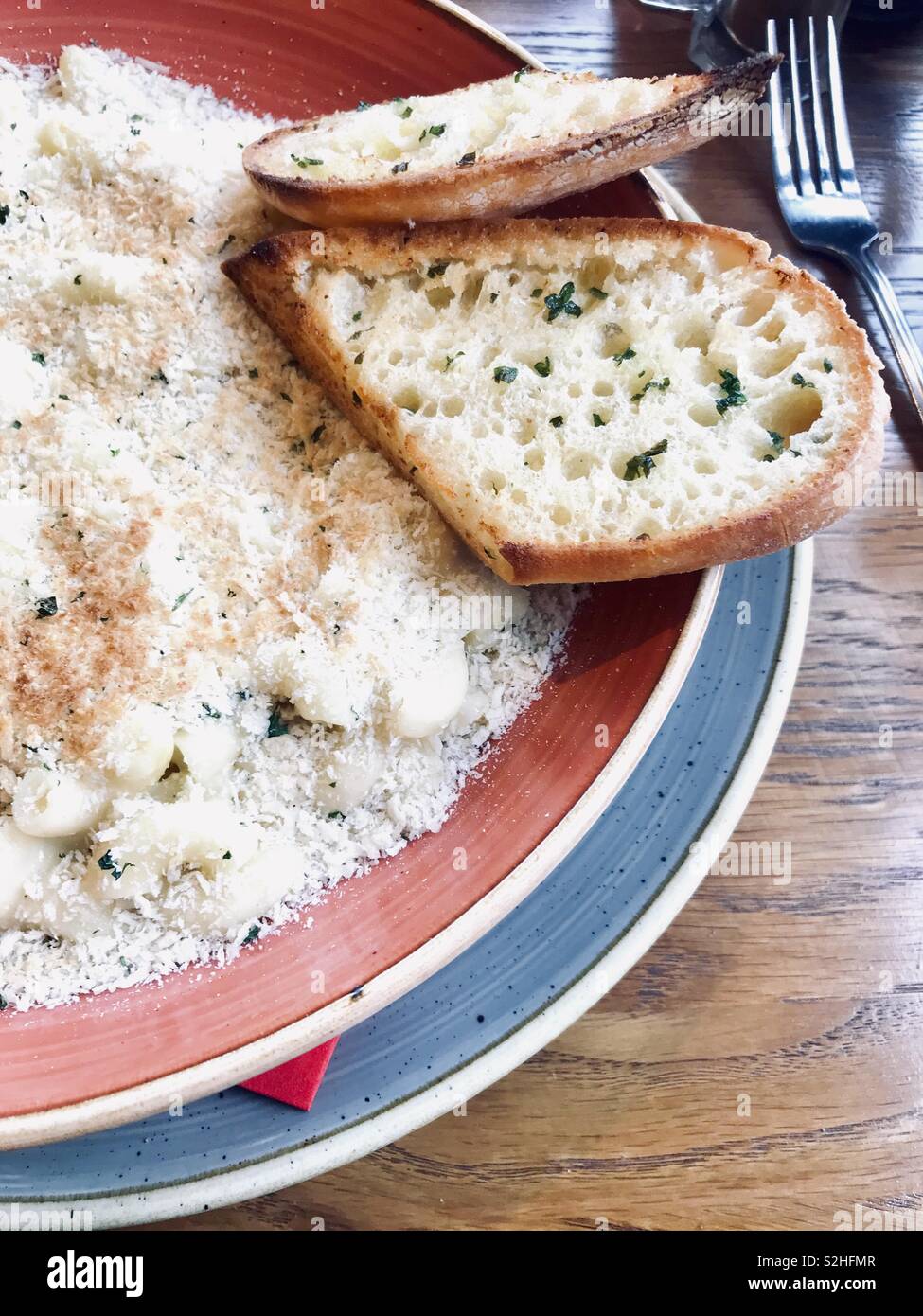 Mac and cheese with garlic bread Stock Photo Alamy