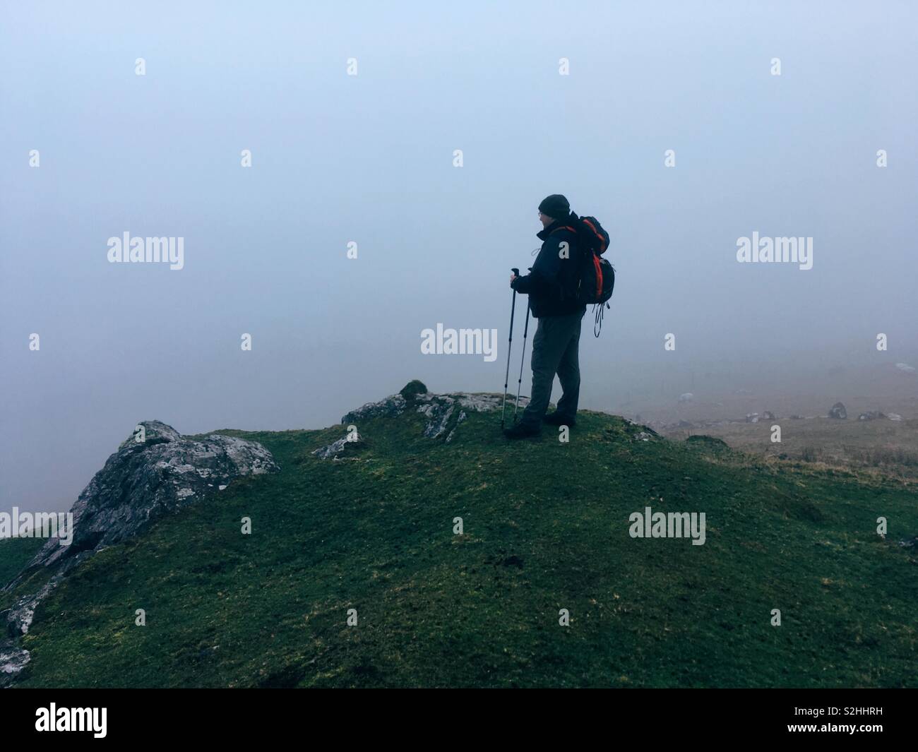 Fog mountain climb hi-res stock photography and images - Alamy