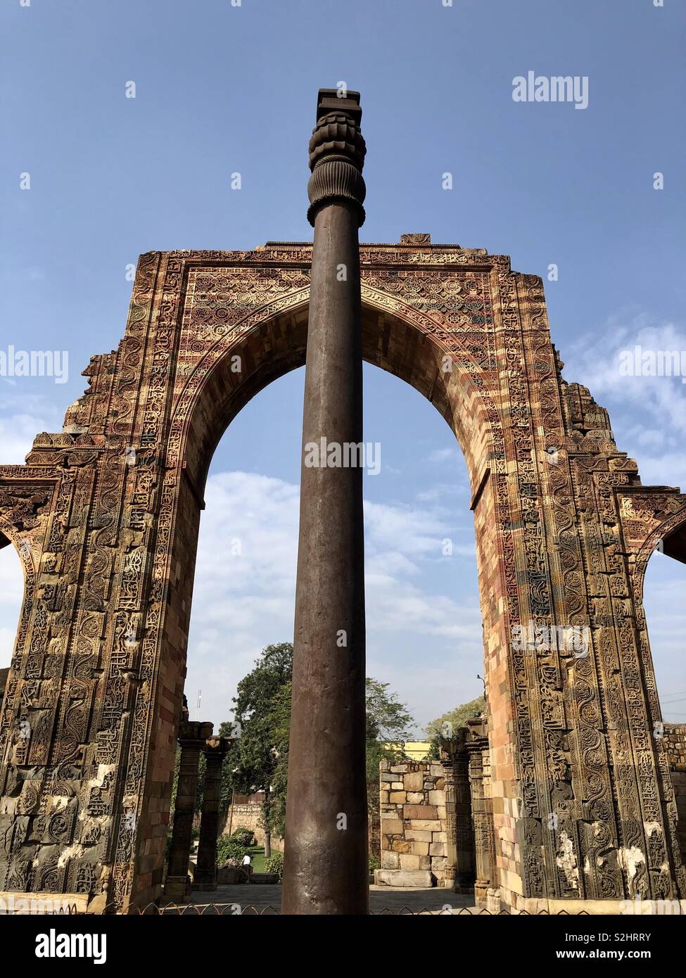 Iron pillar and arch at Qutub minar Compound Stock Photo