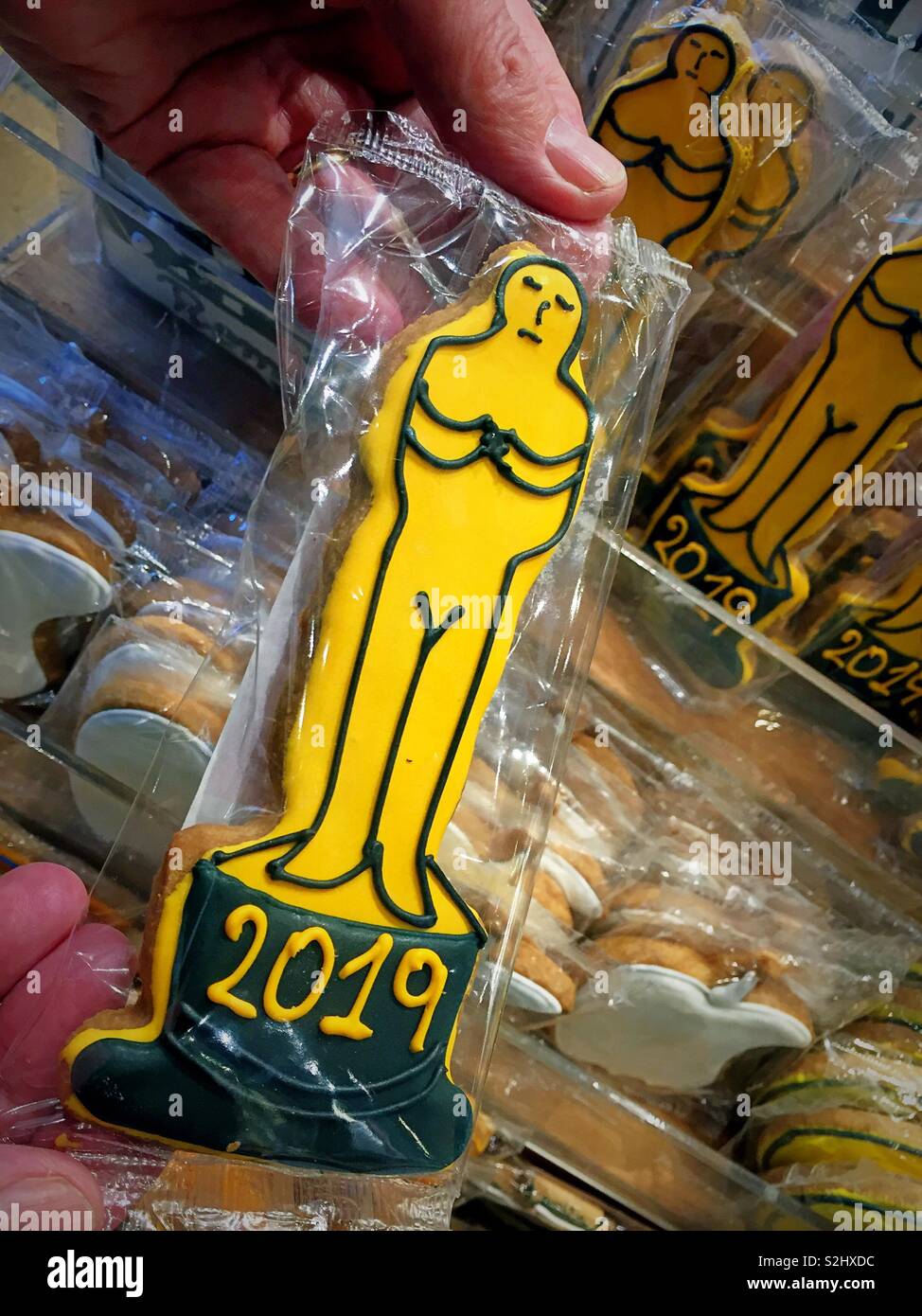 Gold Oscar statue shaped cookie for sale in a New York City bakery, NYC, USA Stock Photo