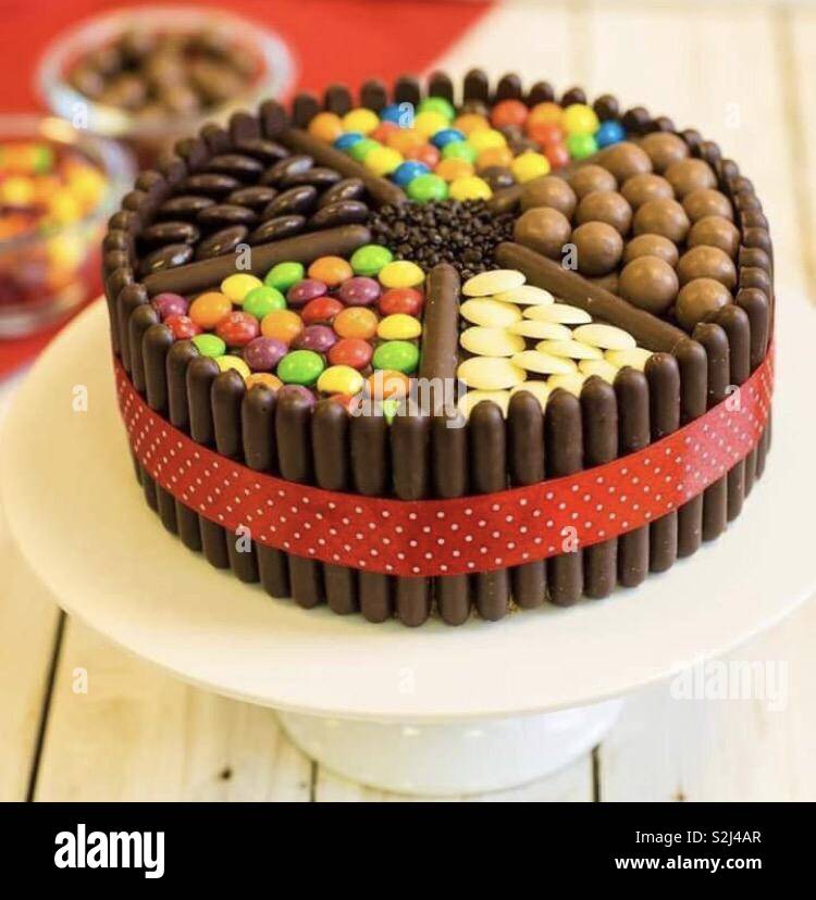 Chocolate,pastel,pastelería,repostería,dulce, tarta ,dulce,colores,arte,culinario  ,rojo ,verde Stock Photo - Alamy