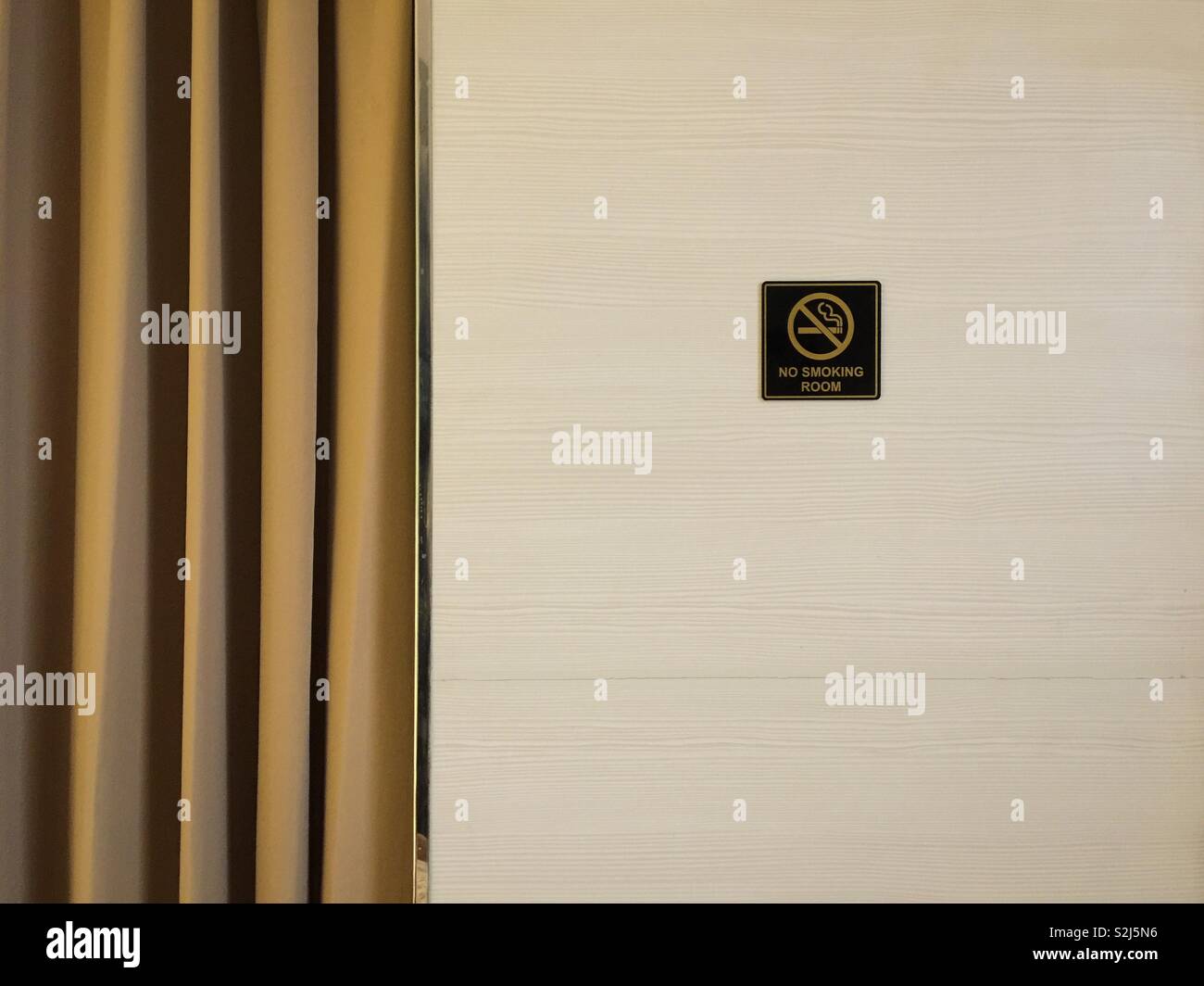 No smoking sign on wooden wallpaper Stock Photo - Alamy