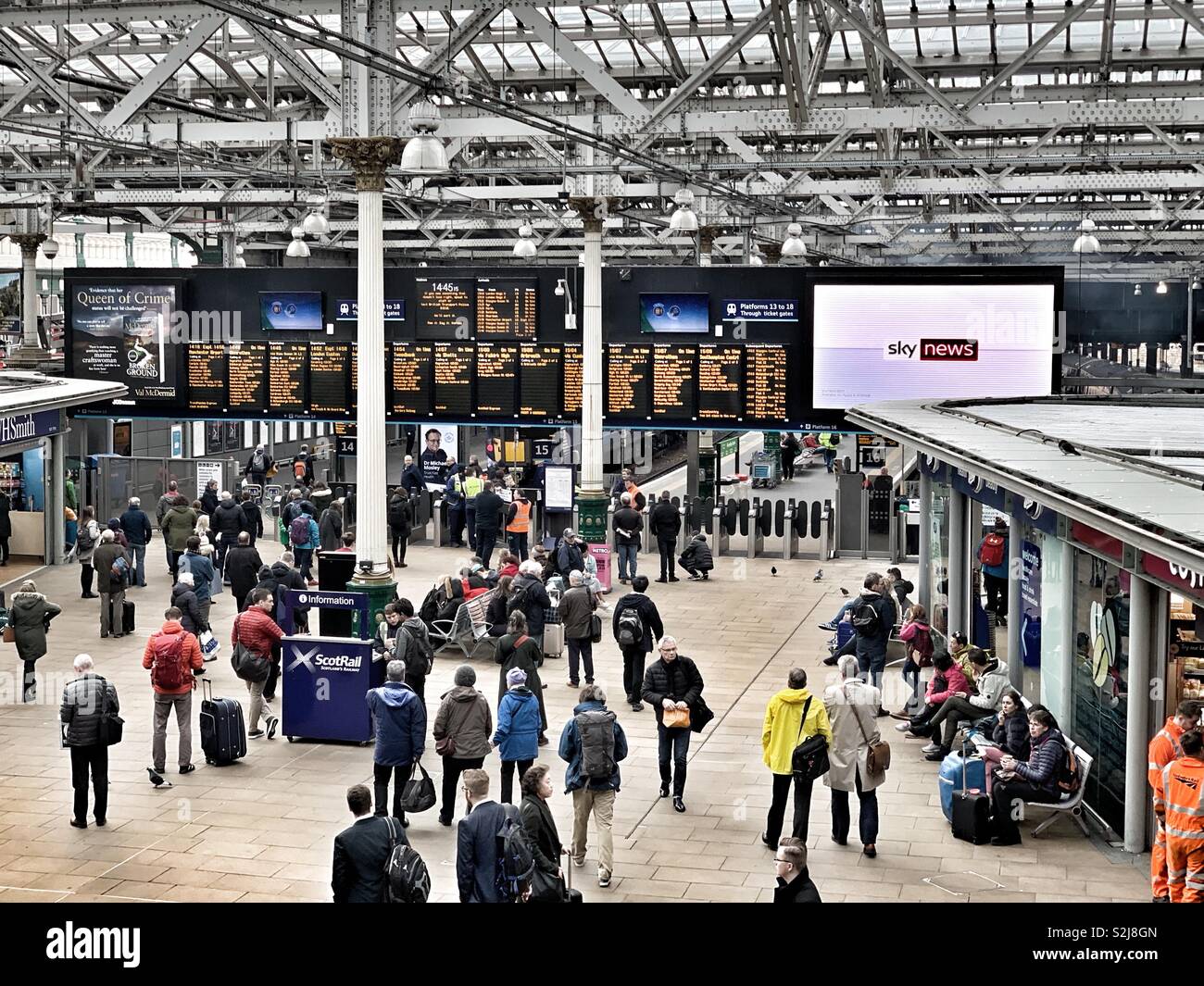 Busy commuters travelling through Waverley Train Station Stock Photo Alamy